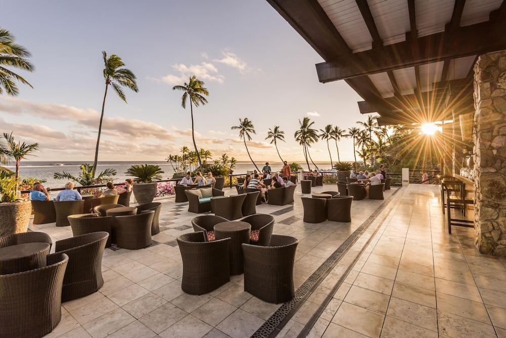 The Warwick Fiji Korolevu (Viti Levu) Exterior foto Sunset at the Beach Bar
