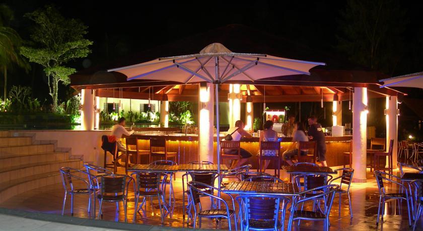 The Warwick Fiji Korolevu (Viti Levu) Exterior foto The bar at the pool