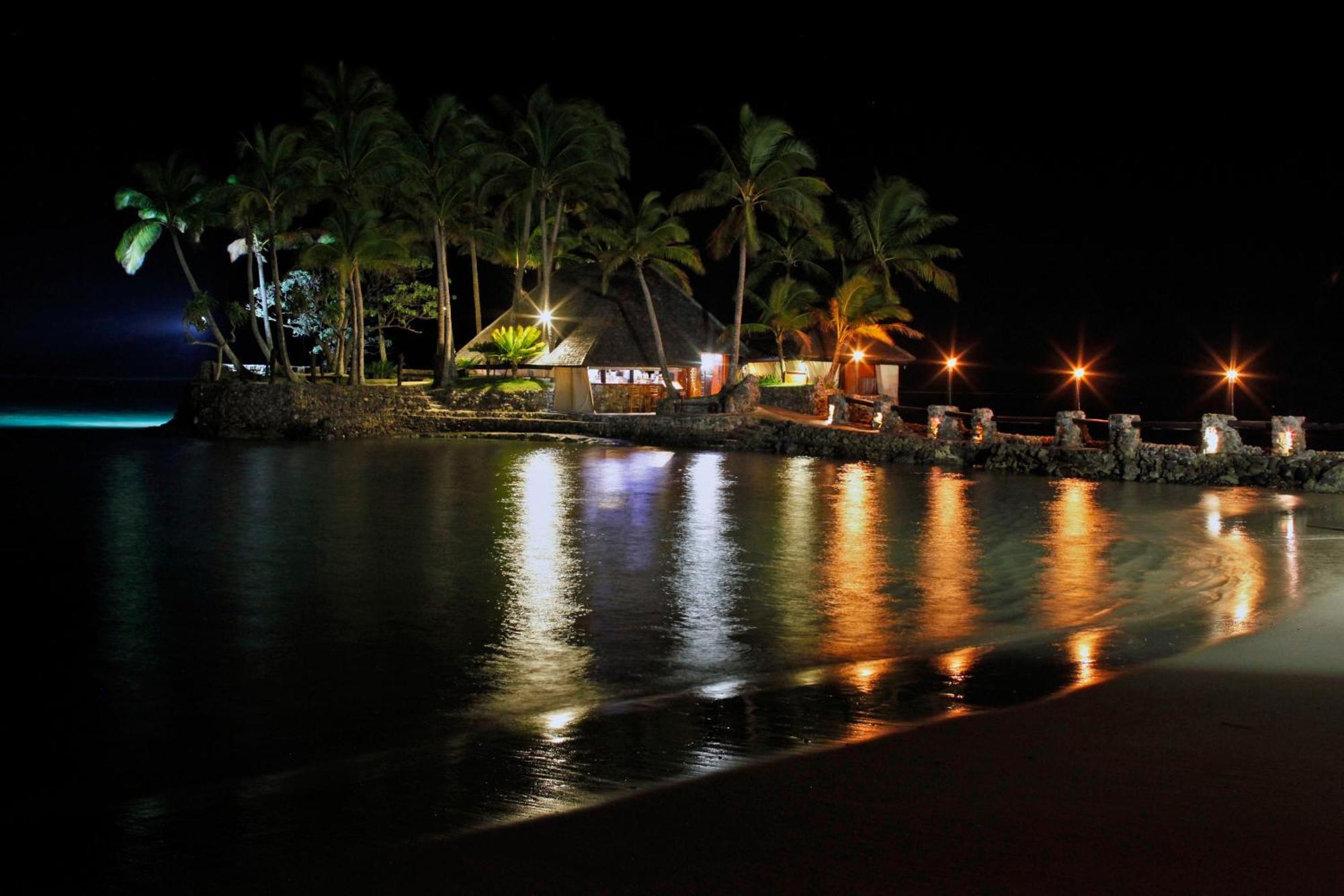 The Warwick Fiji Korolevu (Viti Levu) Exterior foto Night view of the beach