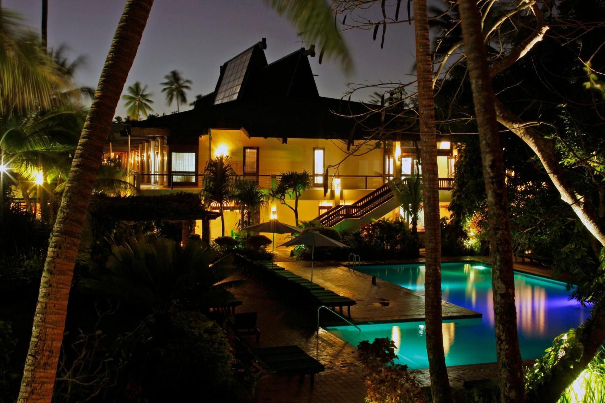 The Warwick Fiji Korolevu (Viti Levu) Exterior foto The house at night