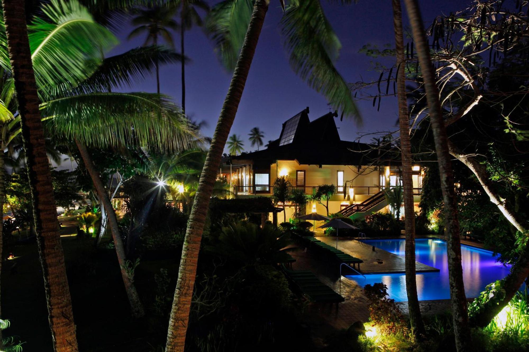 The Warwick Fiji Korolevu (Viti Levu) Exterior foto The resort at night