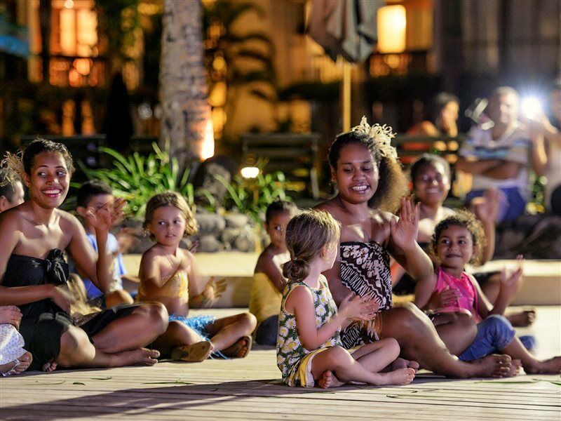 The Warwick Fiji Korolevu (Viti Levu) Exterior foto A family from the Cook Islands